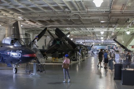 Er passen heel veel vliegtuigen in de hangaar van de UUS Yorktown